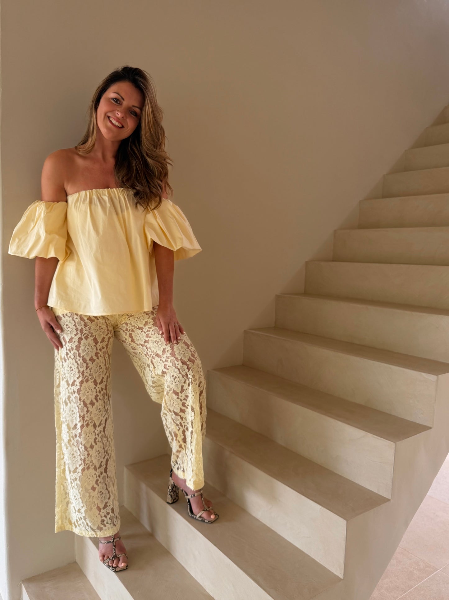 Lucy Blouse Geel off shoulder