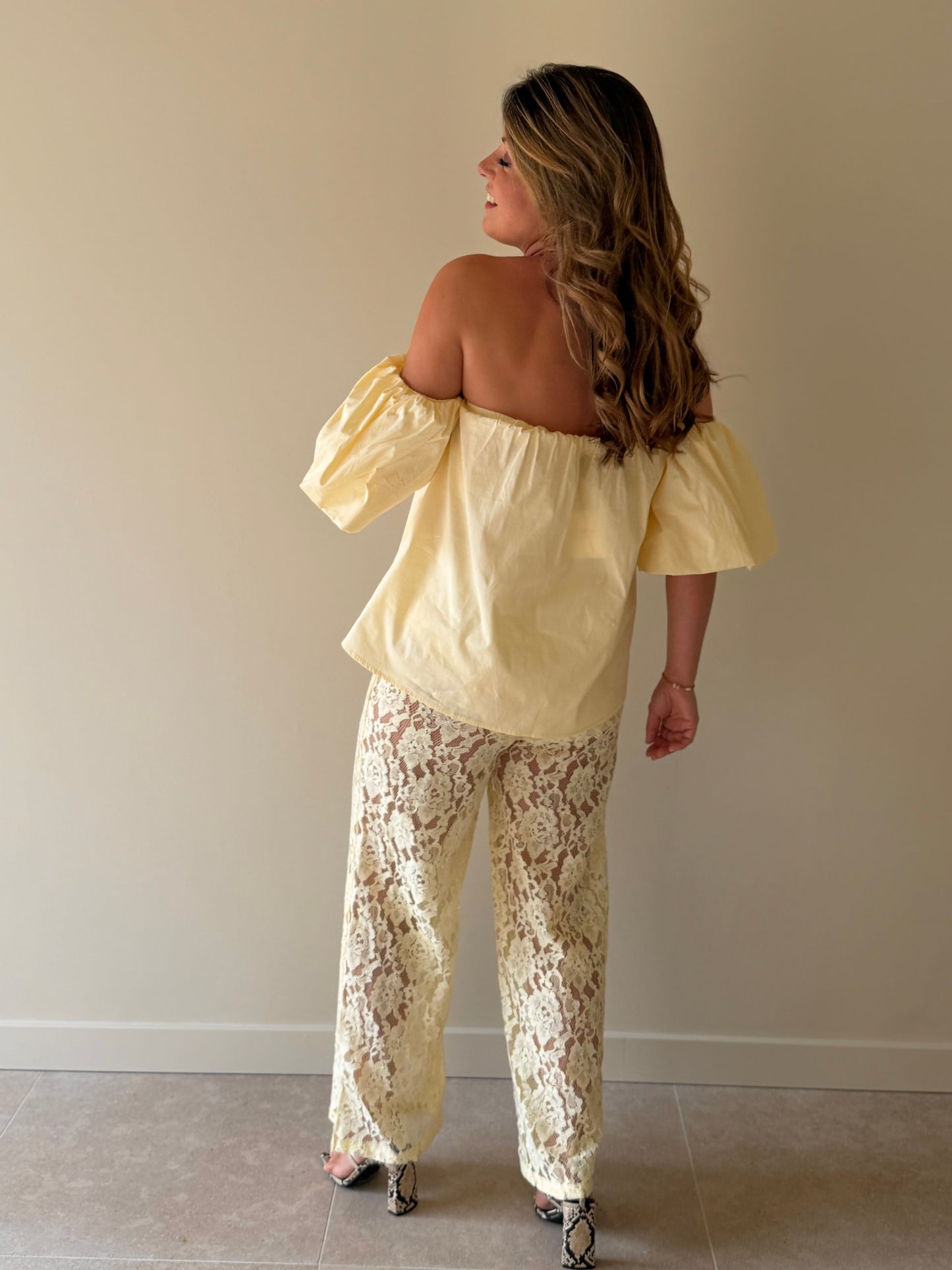Lucy Blouse Geel off shoulder